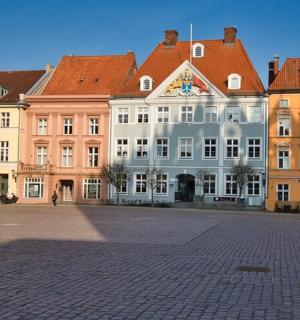 一座红色屋顶的白色大楼