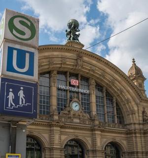 ein großes Gebäude mit einem Schild davor