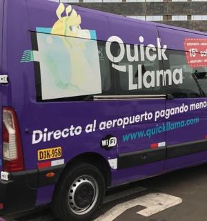 一辆紫色卡车停在停车场