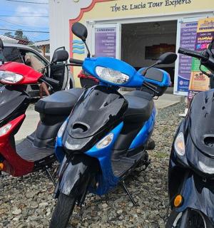 dva motocykly zaparkované před čerpací stanicí