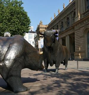 posąg byka i niedźwiedzia przed budynkiem