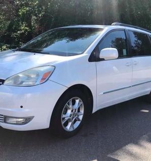 一辆白色汽车停在停车场