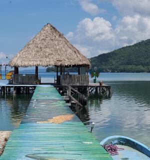 dok s doškovou střechou na vodní ploše