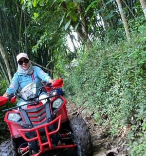 muž jedoucí na čtyřkolce po stezce