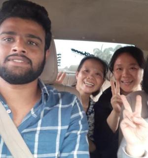 一群人坐在汽车后座