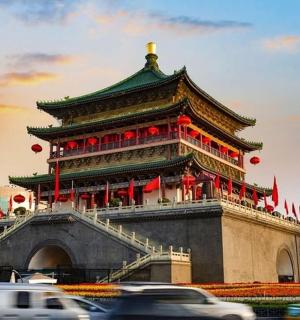 velká budova s věží ve městě