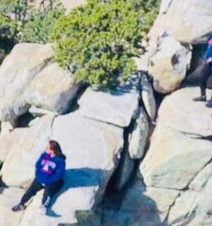 两个人站在一些岩石上