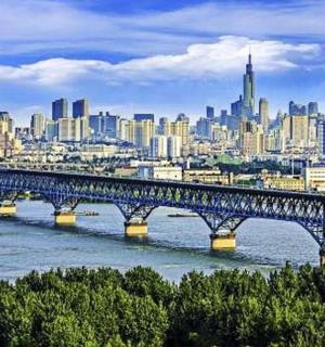 most přes řeku s městem v pozadí