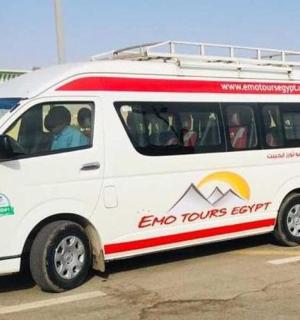 一辆白色货车停在停车场