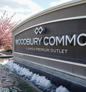 带有喷泉的建筑物侧面的标志