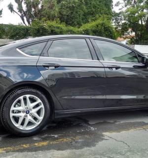 egy fekete autó parkolt a parkolóban