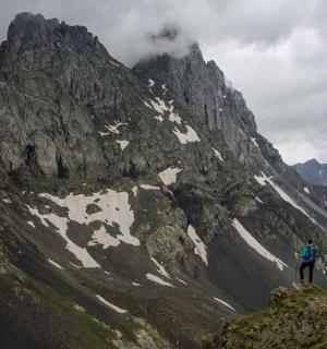 站在山顶上的男人