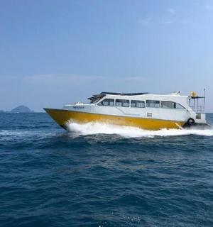 水面上的黄白色小船