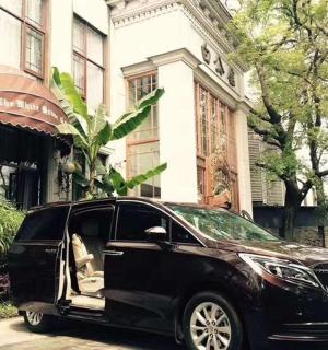 一辆黑色汽车停在一栋建筑物前