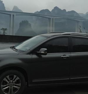 一辆黑色 SUV 停在停车场