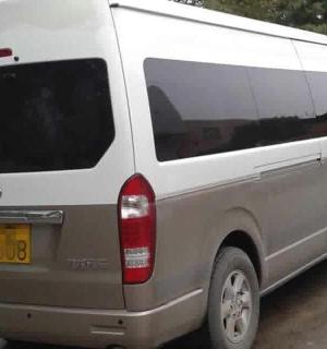 一辆白色货车停在路边