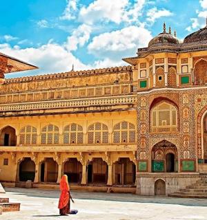 一位女士站在一栋大楼前