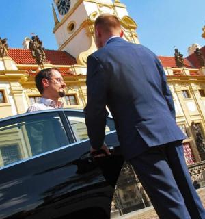 两名男子站在一辆车旁边