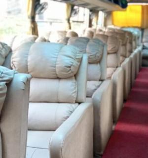 公交车上的一排白色座椅