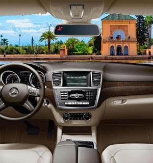 вид на приборную панель автомобиля Mercedes-Benz