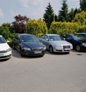 停车场里停放的一排汽车