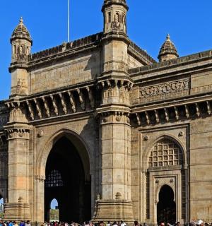 一座巨大的石头建筑,前面围满了人