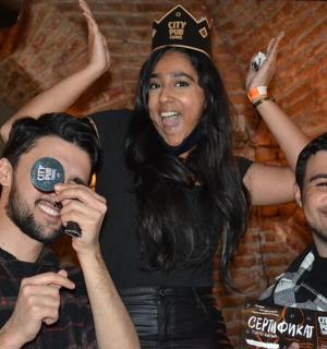 一位女士在三个人旁边拿着麦克风