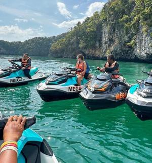 一群人在水中划皮艇