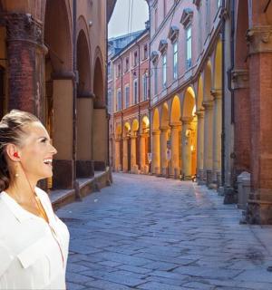 一位女子站在城市小巷里