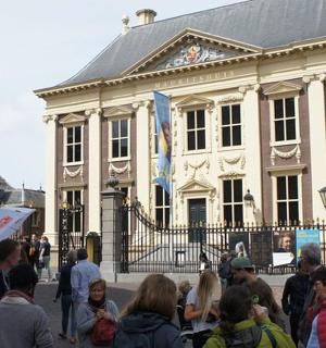 一群人站在一栋建筑物前