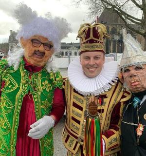 三个穿着戏服的人