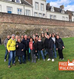 一群人在建筑物前摆姿势拍照