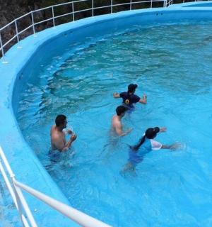 eine Gruppe von Menschen, die in einem Schwimmbecken schwimmen