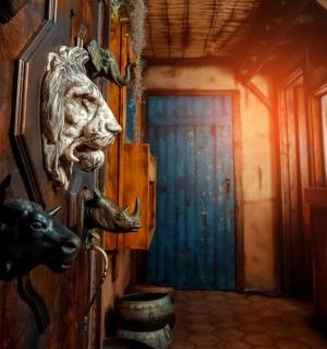 一间带门的房间,墙上挂着马头