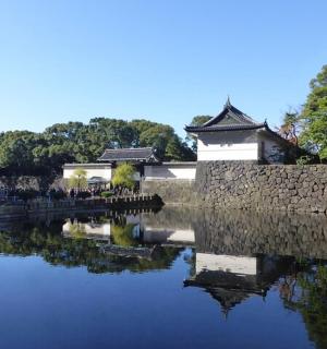 河边有一堵石墙，旁边有一栋建筑