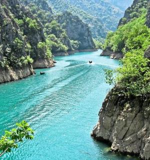 峡谷中的一条河流，水中有船
