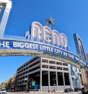 cedule s nápisem „největší malé město na světě“