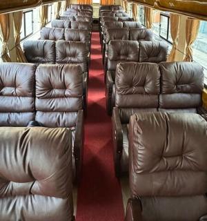 火车车厢里的一排皮座椅