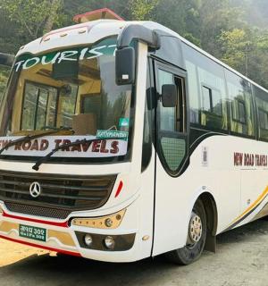 一辆白色巴士停在一条土路上