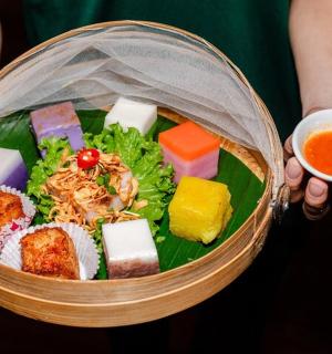 一个人拿着一篮子食物和一碗食物