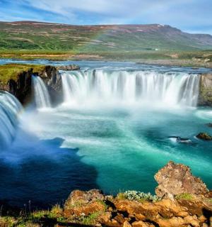 背景为彩虹的瀑布