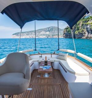 一艘船,水中央有一张桌子