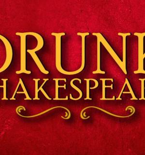 一张红色餐巾纸，上面用金色写着“丹尼斯·莎士比亚”