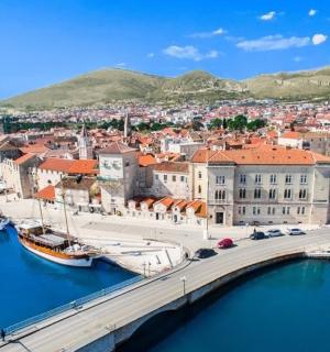 水中有船的城市景观