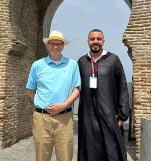 两个男人并排站在拱门里