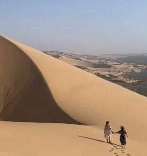 两个人在沙丘上行走