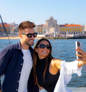 一男一女在船上拍照