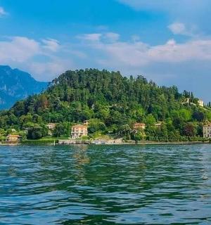 malý ostrov uprostřed vodní plochy