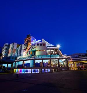 建筑物在夜间亮起