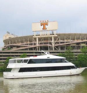 建筑物前水中的一艘白色小船